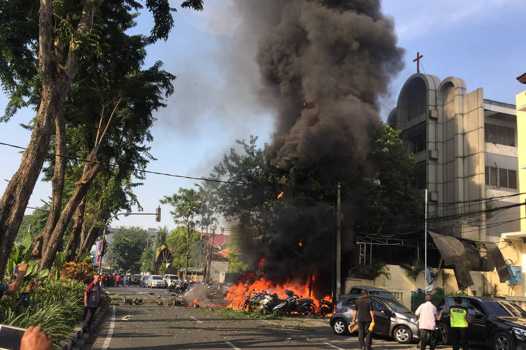 Ataque a bomba na Igreja Pentecostal Central, em Surabaya, na Indonésia
