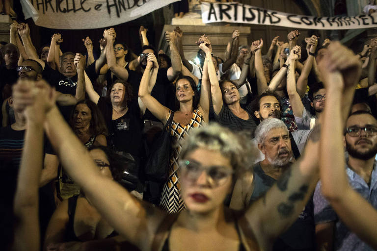 Mulheres dão as mãos durante ato após assassinato na vereadora Marielle Franco no Rio