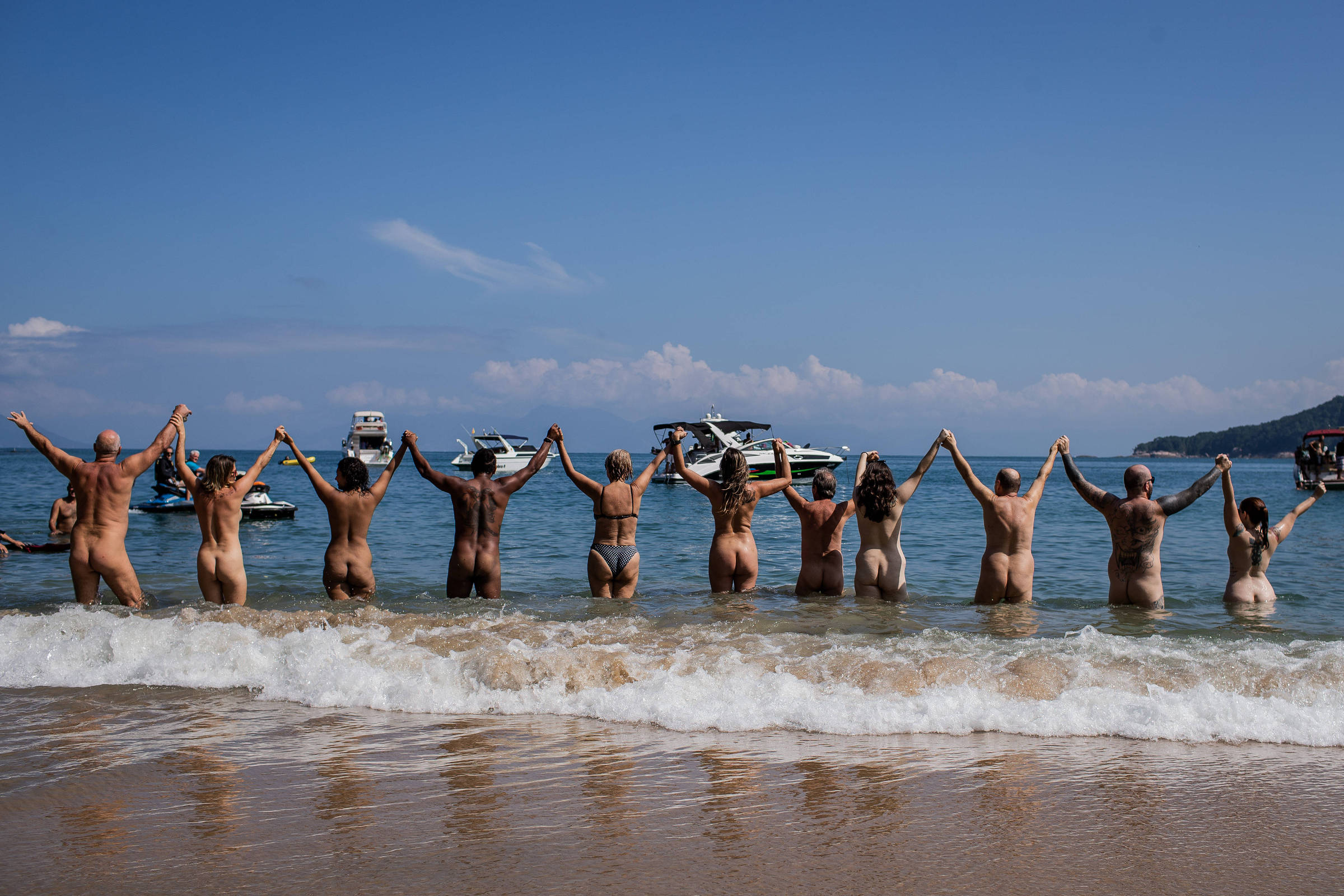 Naturistas fazem vigília e rodízio para tirar a roupa em praia de Ubatuba  (SP) - 14/05/2018 - Cotidiano - Folha