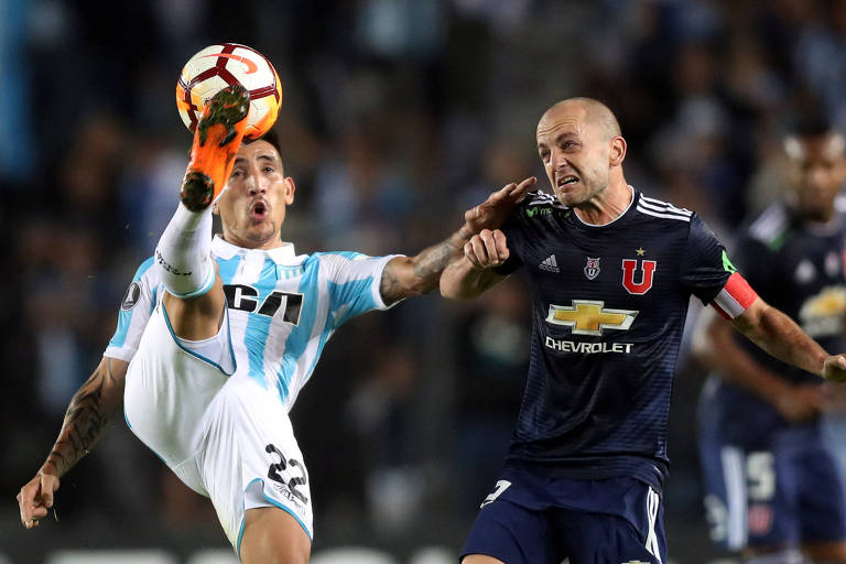 Centurión (à esq.) disputa bola em partida do Racing contra a Universidad de Chile, pela Copa Libertadores