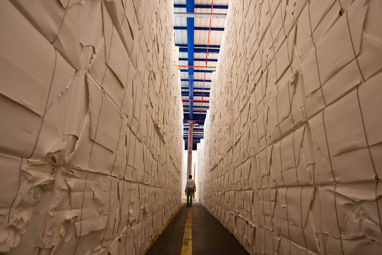 corredor entre pilhas de pacotes brancos