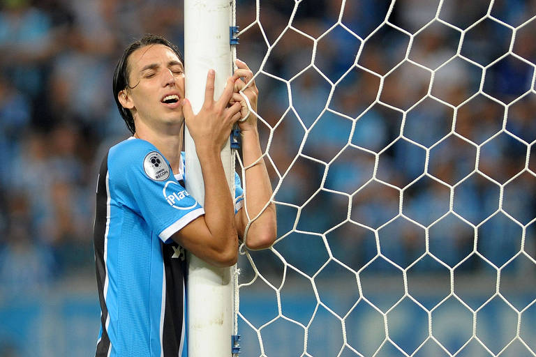 Abraçado ao gol, Geromel, do Grêmio, lamenta chance perdida em partida da Recopa Sul-Americana 2018, contra o Independiente (ARG)