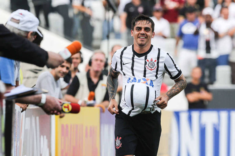 Fagner comemora gol em partida do Corinthians contra o Marília, em 2015, pelo Campeonato Paulista. Ele está com uma bola de futebol na altura da barriga