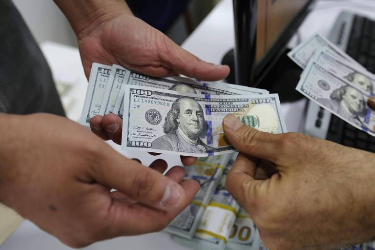 Dólar encosta em R$ 3,63 com peso de incerteza política