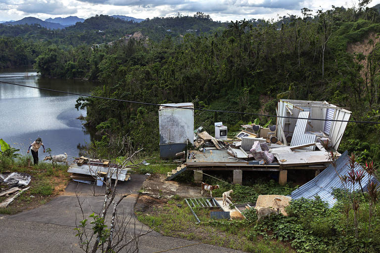 Casas destruídas pelo Furacão Maria na comunidade Caonillas em Utuado, região central de Porto Rico