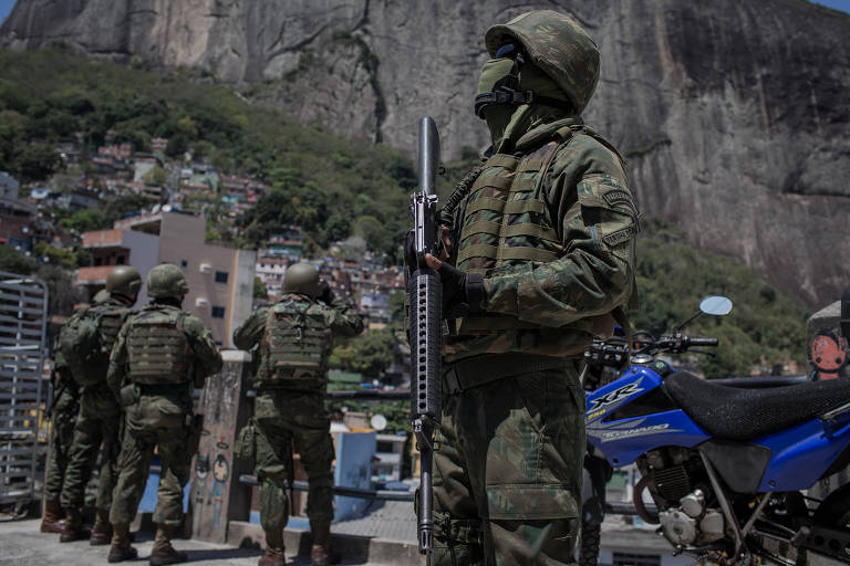 Tropas das Forças Armadas durante operação na favela da Rocinha, zona sul do Rio de Janeiro