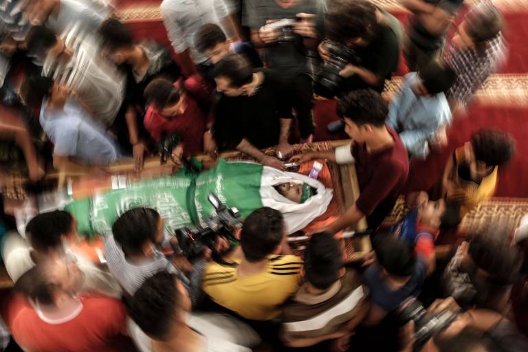 Corpo de homem morto após o confronto entre palestinos e forças israelenses na fronteira de Gaza