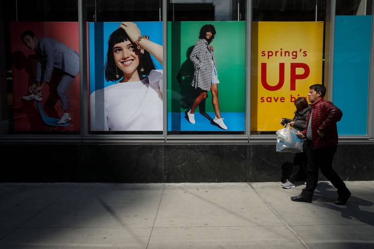 Consumidores à frente de loja em NY; inflação avança nos EUA e aumenta expectativa de alta nos juros