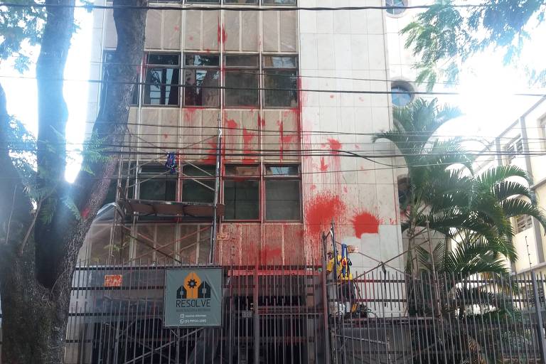 Tinta jogada durante ataque a prédio de Cármen Lúcia em Belo Horizonte começa a ser removida