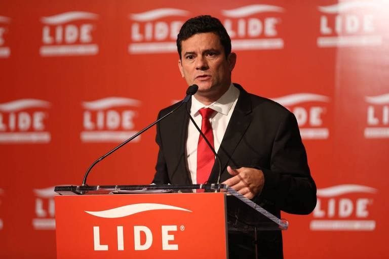 De gravata vermelha, o juiz Sergio Moro participa do Lide Brazilian Investment Forum, nesta quarta (16) em Nova York
