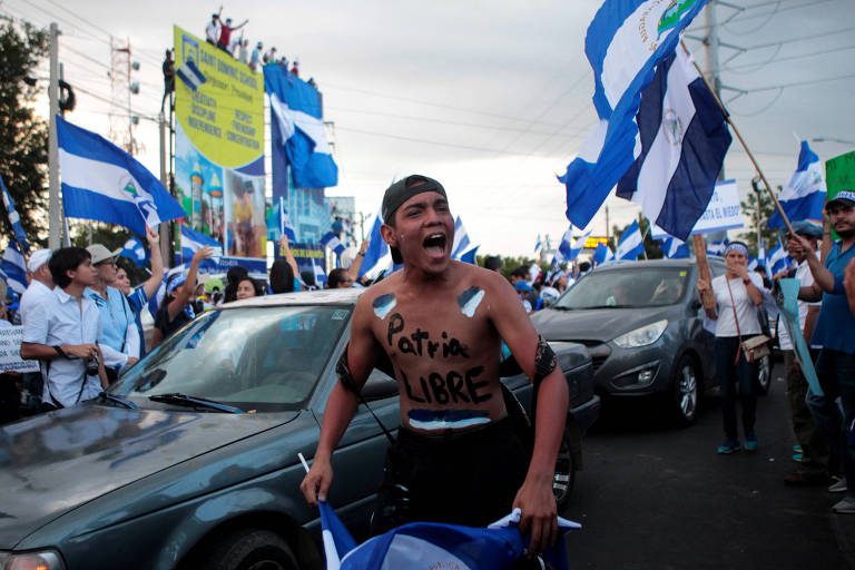 Manifestante participa de protesto em Manágua, capital da Nicarágua, contra o presidente Daniel Ortega 