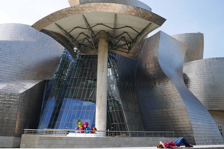 Fachada do museu Guggenheim, em Bilbao