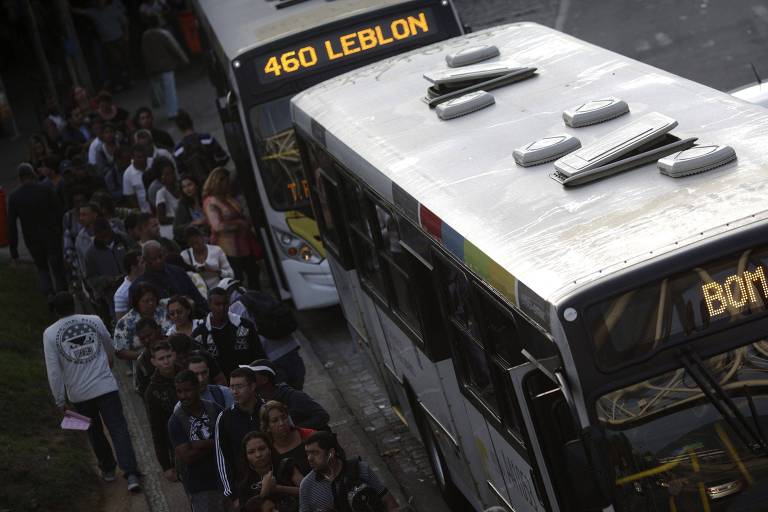 Passageiros aguardam para entrar em ônibus no Rio 
