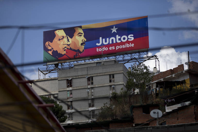Cartaz eleitoral em Caracas com imagens de Hugo Chávez e do ditador venezuelano, Nicolás Maduro