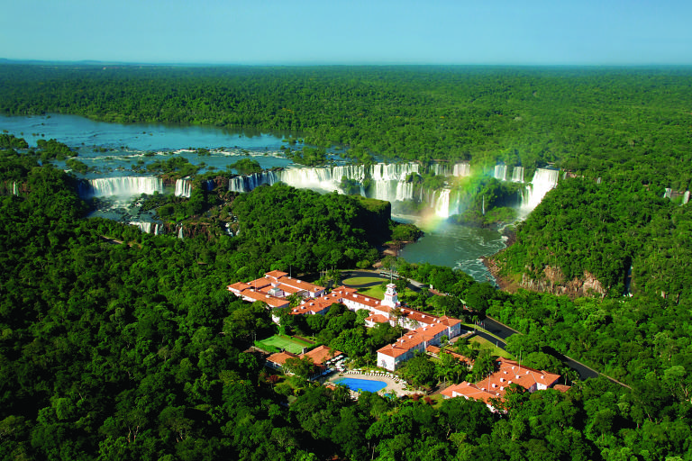 Imagem aérea do Belmond Hotel das Cataratas, dentro do parque nacional das Cataratas do Iguaçu (PR)