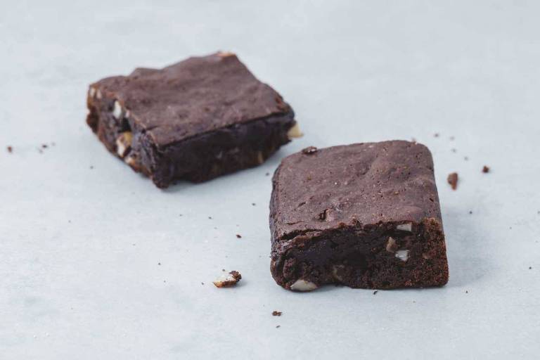 O brownie é um bolo úmido, que inclui chocolate derretido na receita 