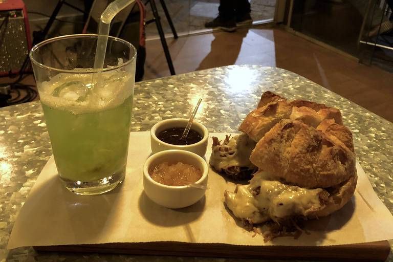 Drinque Brasileirinho e sanduíche de pernil do bar Bacurim