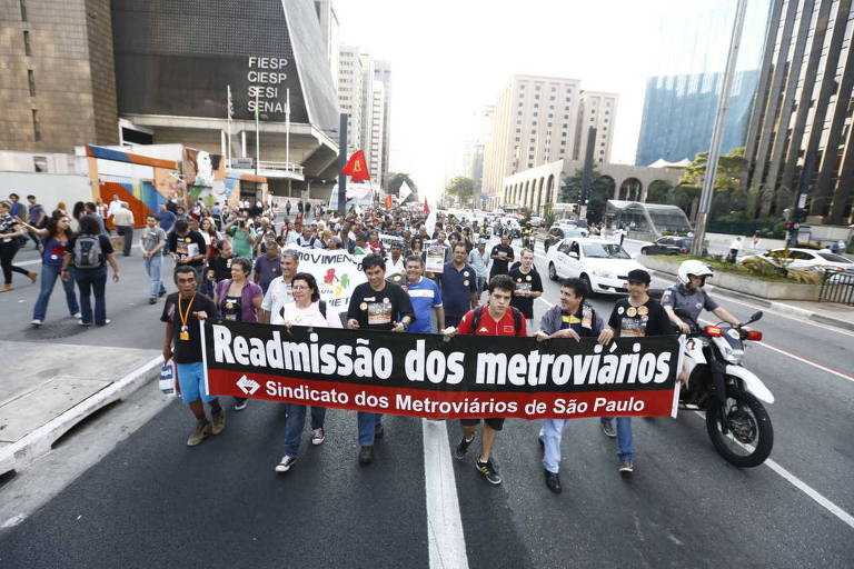 Grupo protesta na av. Paulista contra demissão de metroviários durante greve da categoria em 2014