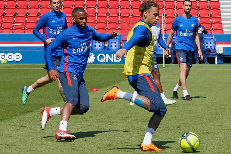 Neymar voltou a treinar com bola após se recuperar de lesão