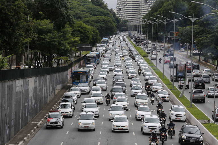 Motoristas de Uber organizam carreata no Rio contra decreto de Eduardo Paes