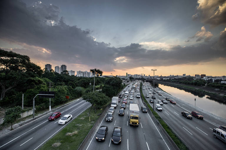 Trânsito na marginal Tietê na altura da ponte Júlio de Mesquita (zona norte de São Paulo)