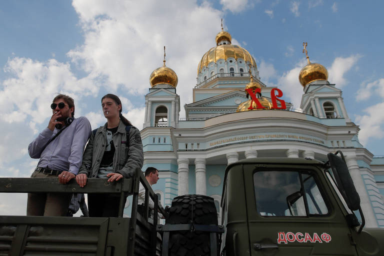 Homens em Saransk, uma das cidades-sede da Copa do Mundo da Rússia