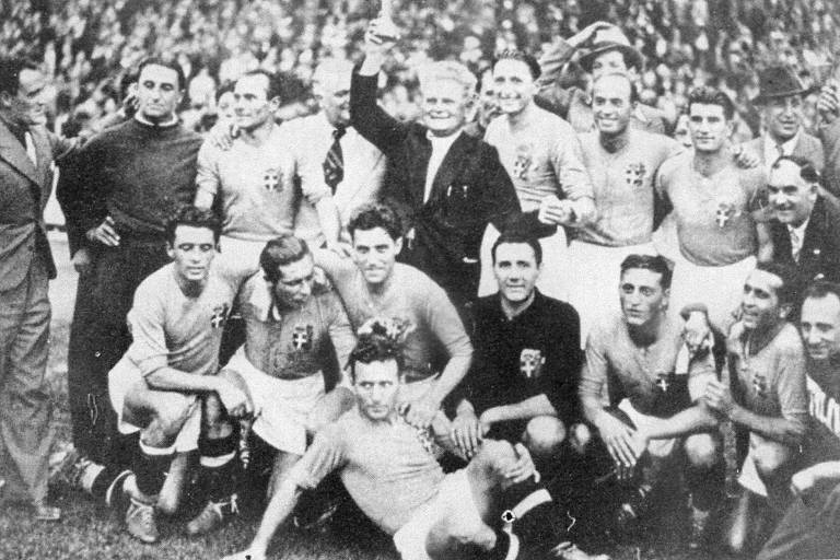 Seleção italiana, que jogava no 2-3-5, posa para a foto do título mundial de 1938, conquistado na França