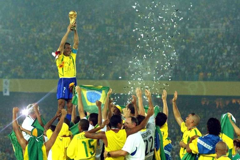 Cafu, capitão da seleção brasileira, levanta a taça do penta em 2002
