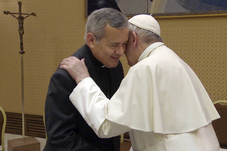O papa Francisco recebe no Vaticano o bispo Juan Barros, acusado de acobertar casos de pedofilia, durante encontro entre o pontífice e a cúpula da igreja no Chile 