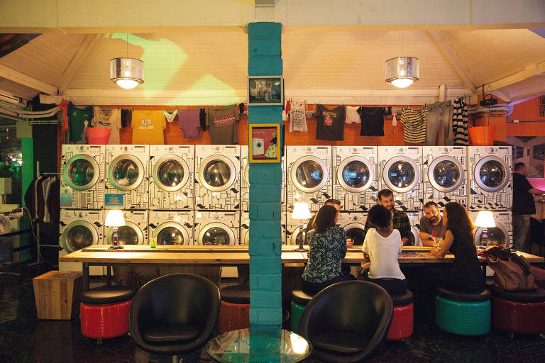 Máquinas de lavar e secar da lavanderia Laundry Deluxe, do empresário Jefferson Paiano, que divide espaço com restaurante e bar no bairro dos Jardins, em São Paulo 