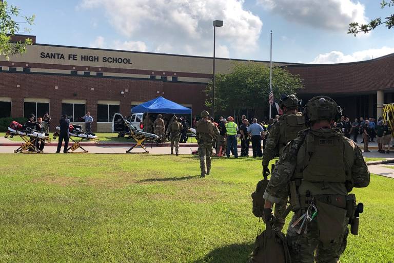 Ataque a tiros em escola em Santa Fé, no Texas 