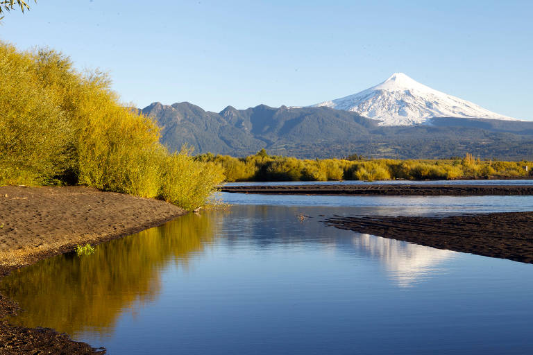 Pucón é uma cidade situada no sul do Chile, cercada pelo lago e vulcão Villarrica