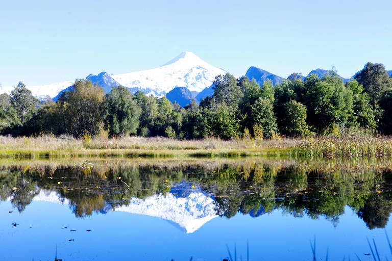 Pucón é uma cidade situada no sul do Chile, cercada pelo lago e vulcão Villarrica