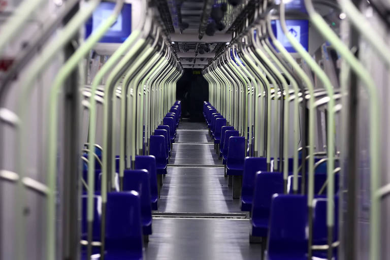 Interior de trem que circula na linha lilás do metrô de São Paulo