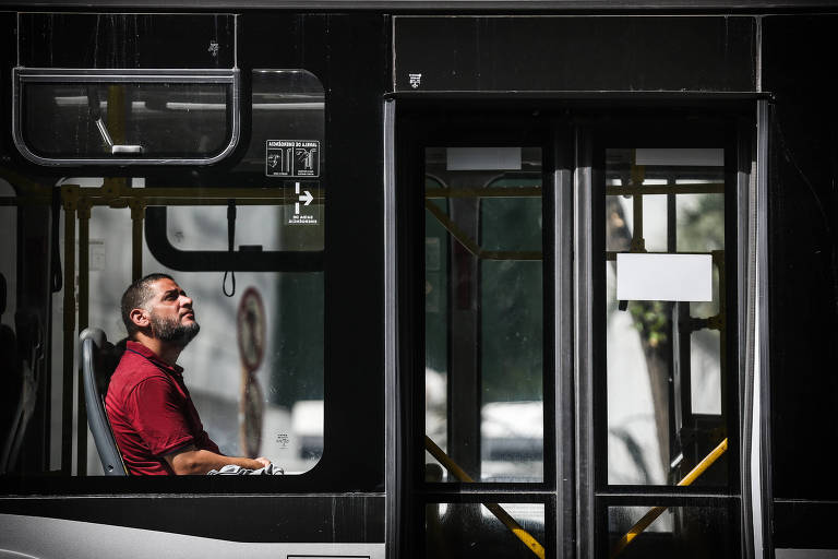 Ônibus circulam praticamente sem passageiros na avenida Nove de Julho