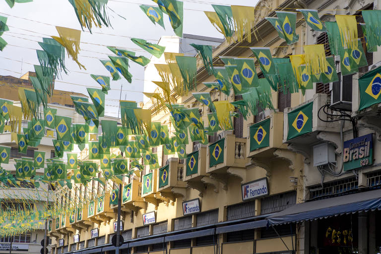 Ruas de São Paulo enfeitadas já para a Copa de 2018
