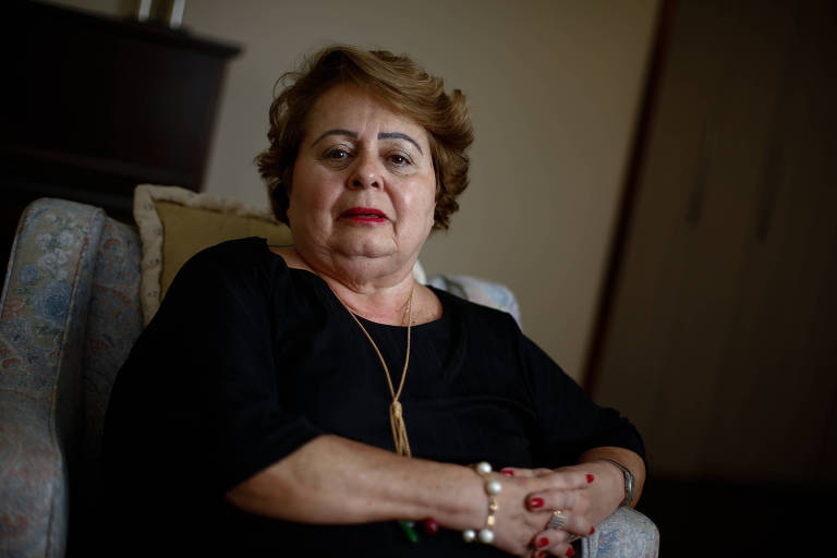 Lívia de Abreu, primeira candidata mulher à Presidência, em 89, posa para foto em sua casa em Brasília