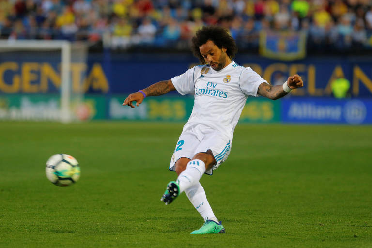 O lateral Marcelo, do Real Madird, chuta a bola durante partida contra o Villarreal