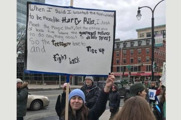 Em protestos recentes contra porte de armas nos EUA, vários jovens exibiam cartazes com referências à série