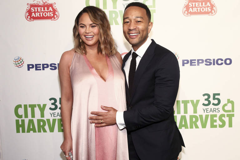 Chrissy Teigen e John Legend participam do City Harvest's 35th Anniversary Gala em Cipriani 