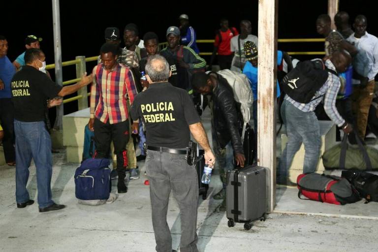 Barco com 25 imigrantes africanos e dois brasileiros é resgatado no Maranhão