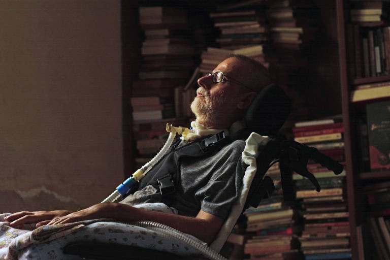 Com braços e pernas paralisados, Alfredo Monte faz textos  com ajuda de uma tabela e o movimento das sobrancelhas