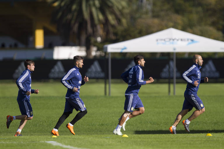 Os jogadores Nicolás Tagliafico, Manuel Lanzini, Eduardo Salvio e Javier Mascherano correm em treino da Argentina para a Copa do Mundo