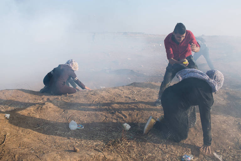 Mulheres são atacadas com gás lacrimogêneo disparado por drones israelenses na fronteira entre a faixa de Gaza e Israel 