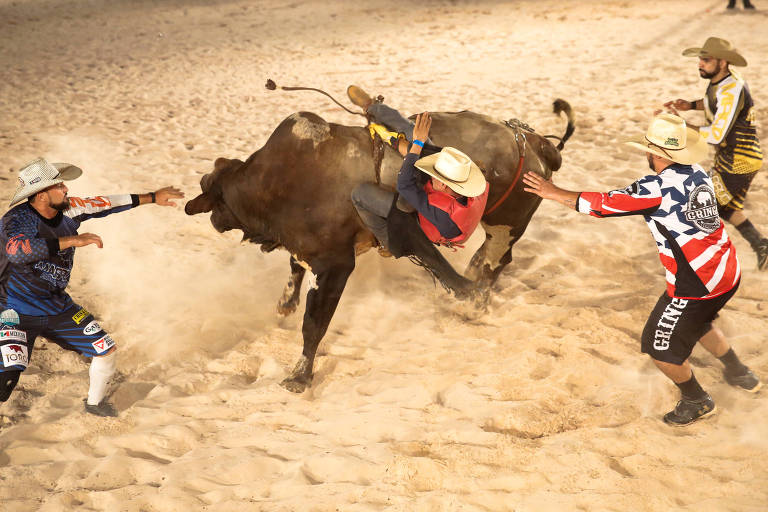 Mesmo pisoteado por Touro, Peão de Rodeio Patrocinense fica em