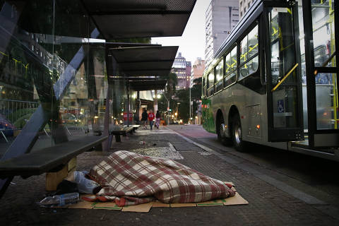 SAO PAULO/SP BRASIL. 21/05/2018 - Moradores de acampamento no largo do Paissandu na manha dessa segunda feria.(foto: Zanone Fraissat/FOLHAPRESS, COTIDIANO)***EXCLUSIVO***