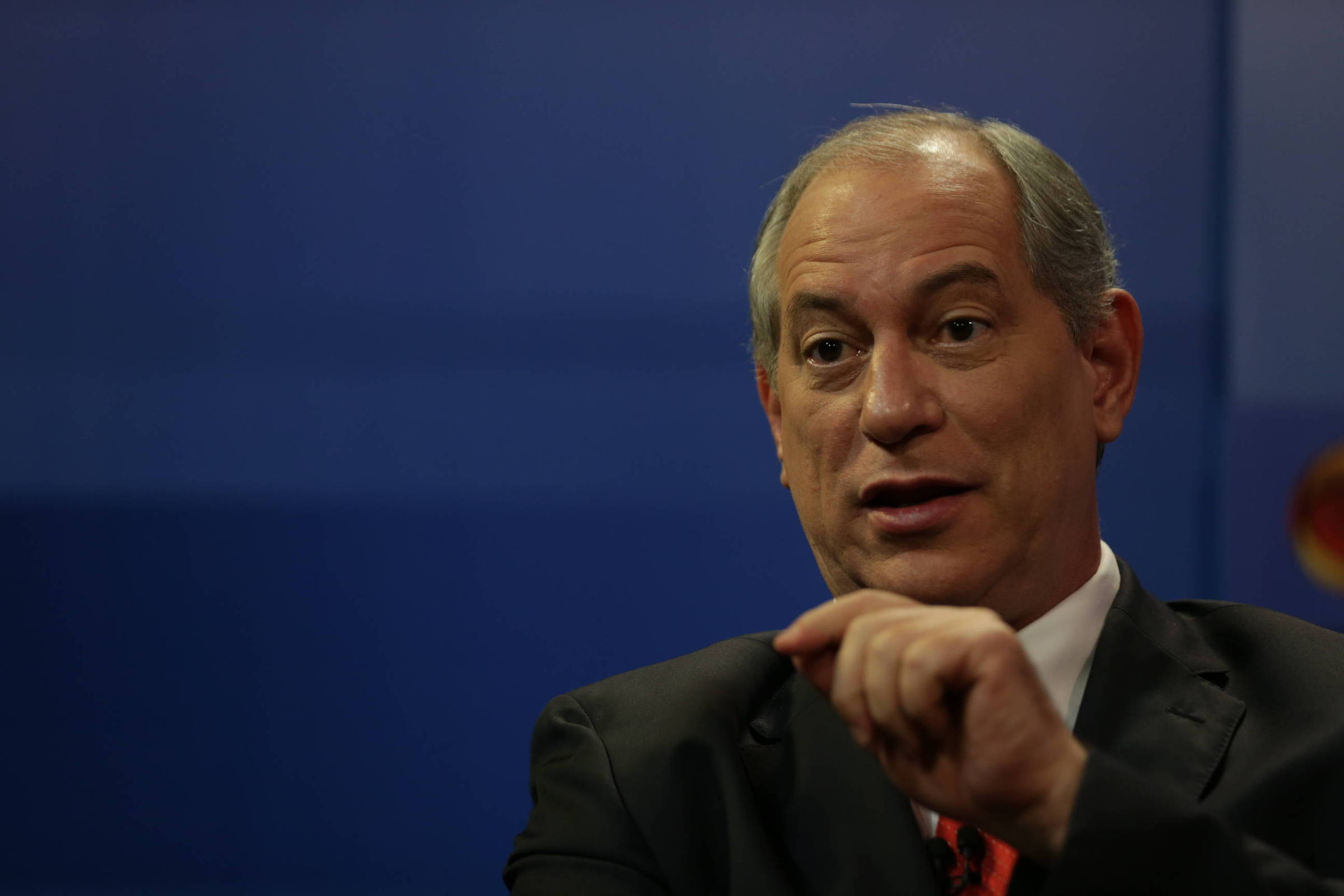 Em sabatina Ciro critica Bolsonaro e promete revogar medidas