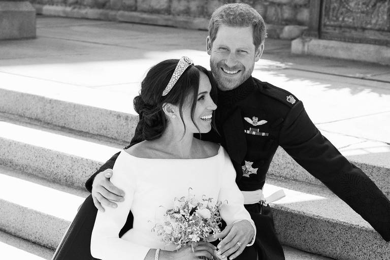 A foto dos noivos foi divulgada pelas redes sociais oficiais da família real