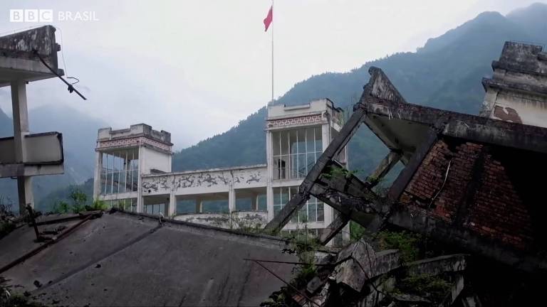 Ruínas de prédios parcialmente destruídos pelo terremoto de 2009 em Sichuan, na China