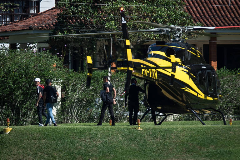Neymar chega de helicóptero à Granja Comary